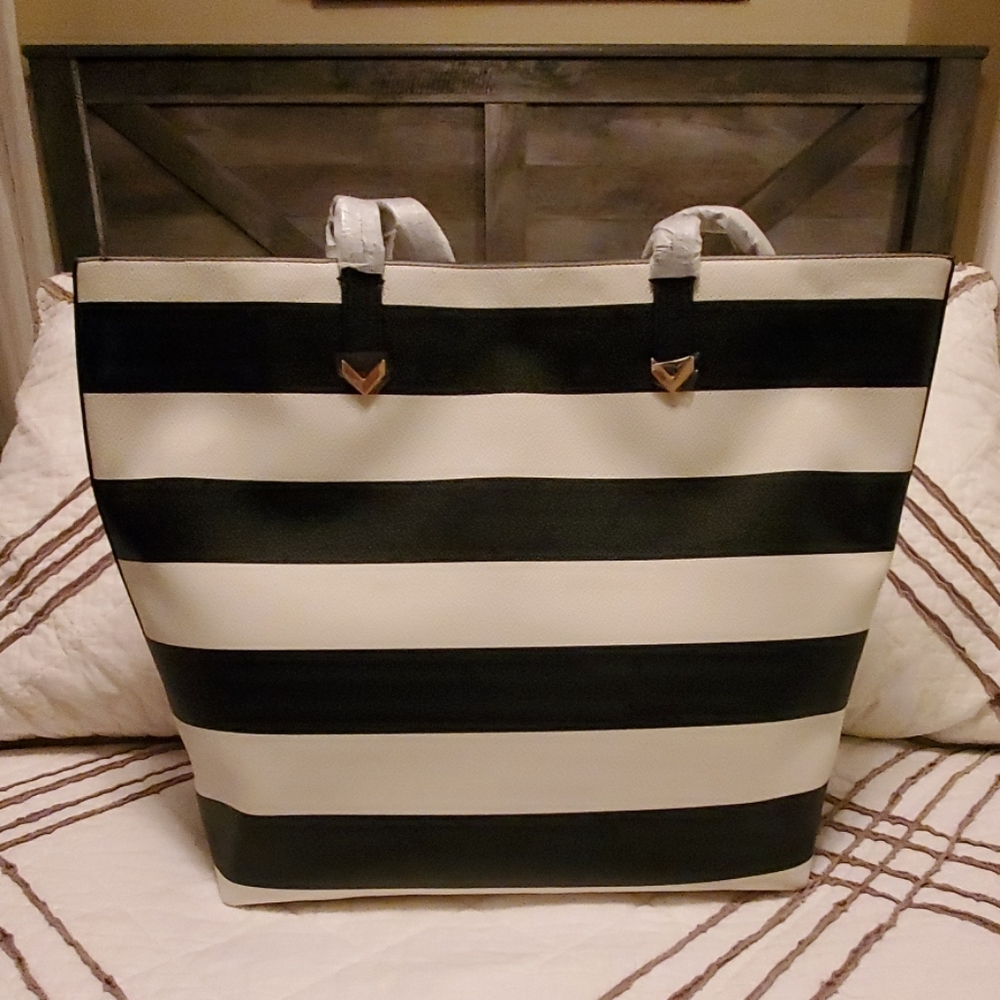 Stella & Dot Black and Cream Fillmore Tote